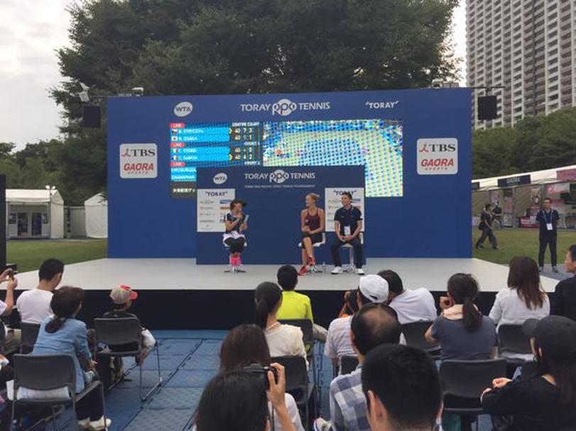 Kristina Mladenovic si diverte rispondendo alla sessione di “domanda e risposta” del Toray Pan Pacific Open